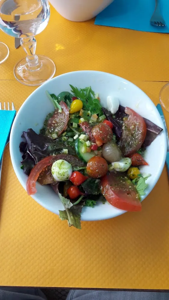 Salade Composée À la Mozzarella